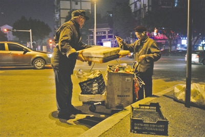 泸州老人陪老伴捡垃圾:爱他,就陪他捡垃圾(图1) 泸州老人陪老伴捡垃圾:爱他,就陪他捡垃圾(图1)