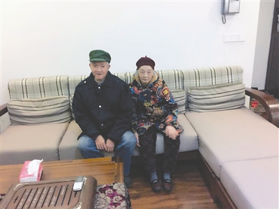 泸州老人陪老伴捡垃圾:爱他,就陪他捡垃圾(图3) 泸州老人陪老伴捡垃圾:爱他,就陪他捡垃圾(图3)