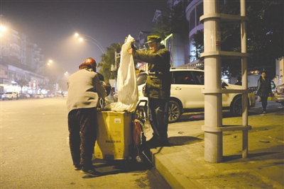 泸州老人陪老伴捡垃圾:爱他,就陪他捡垃圾(图2) 泸州老人陪老伴捡垃圾:爱他,就陪他捡垃圾(图2)