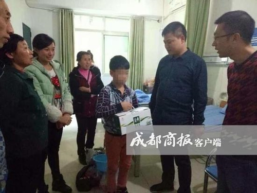 宜宾12岁男孩参加聚会 三杯白酒下肚险丧命(图1) 宜宾12岁男孩参加聚会 三杯白酒下肚险丧命(图1)