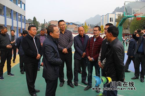 泸州市教育局局长张正平慰问文光小学救人教师(图1)