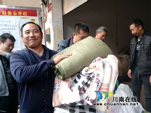 泸州纳溪城管局为精准扶贫户发放“暖心棉被”(图1) 泸州纳溪城管局为精准扶贫户发放“暖心棉被”(图1)