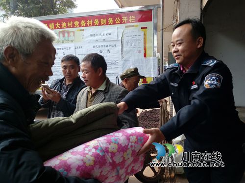 泸州纳溪城管局为精准扶贫户发放“暖心棉被”(图2) 泸州纳溪城管局为精准扶贫户发放“暖心棉被”(图2)