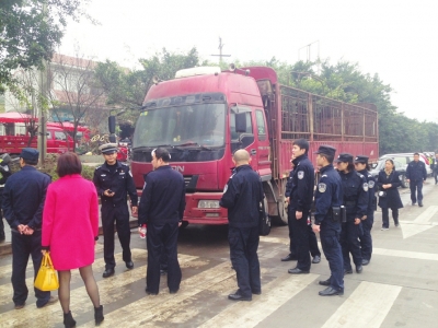 打通城南"肠梗阻" 内江市中区整治货车占道停车(图1) 打通城南"肠梗阻" 内江市中区整治货车占道停车(图1)