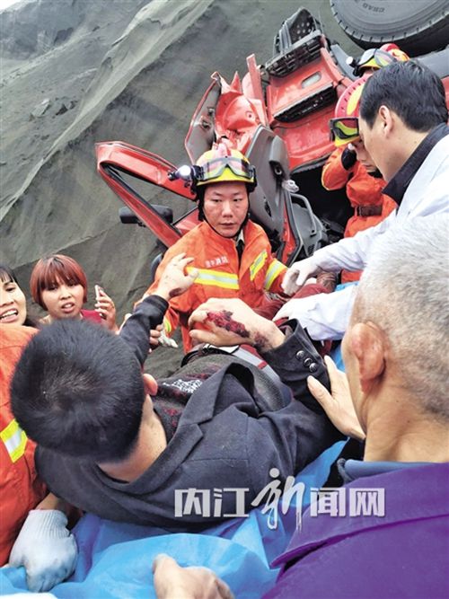 内江:货车翻进沙堆 吊车“出手”救出司机(图1) 内江:货车翻进沙堆 吊车“出手”救出司机(图1)