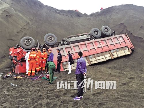 内江:货车翻进沙堆 吊车“出手”救出司机(图2) 内江:货车翻进沙堆 吊车“出手”救出司机(图2)