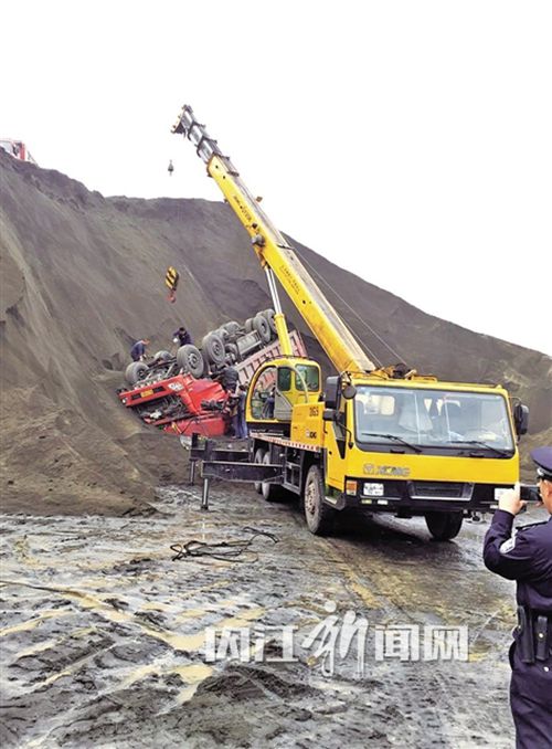 内江:货车翻进沙堆 吊车“出手”救出司机(图3) 内江:货车翻进沙堆 吊车“出手”救出司机(图3)