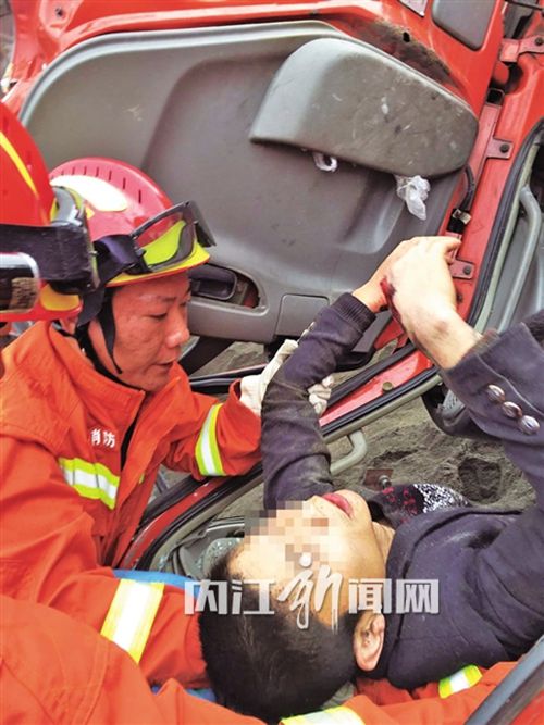 内江:货车翻进沙堆 吊车“出手”救出司机(图4) 内江:货车翻进沙堆 吊车“出手”救出司机(图4)