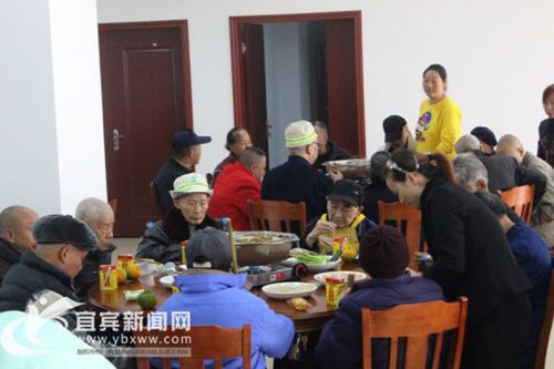 宜宾百余老人迁新居 福利院里摆起“火锅宴”(图1) 宜宾百余老人迁新居 福利院里摆起“火锅宴”(图1)