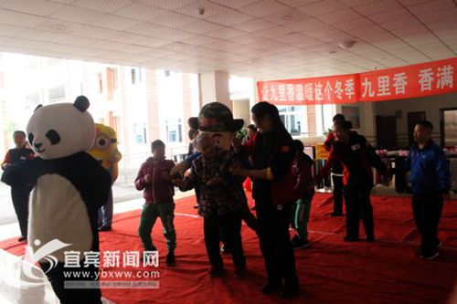 宜宾百余老人迁新居 福利院里摆起“火锅宴”(图2) 宜宾百余老人迁新居 福利院里摆起“火锅宴”(图2)