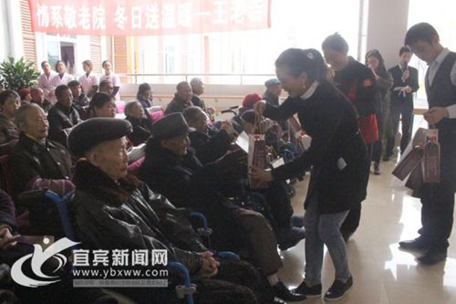 宜宾百余老人迁新居 福利院里摆起“火锅宴”(图3) 宜宾百余老人迁新居 福利院里摆起“火锅宴”(图3)