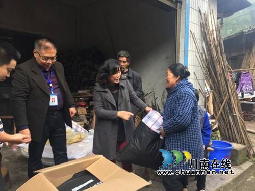 合江县政协副主席张霞到自怀镇“走基层送温暖”(图1)