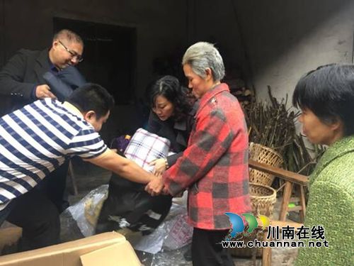 合江县政协副主席张霞到自怀镇“走基层送温暖”(图2)