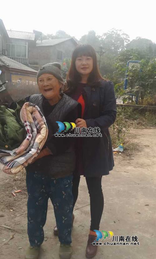 纳溪龙车镇小学开展为贫困户送温暖活动(图1)