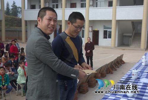中国沈酒集团携手爱心人士扶贫助学向林镇村小(图4) 中国沈酒集团携手爱心人士扶贫助学向林镇村小(图4)