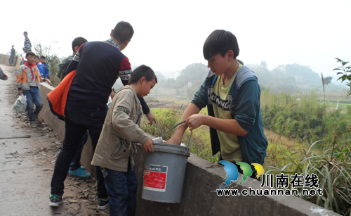 合江甘雨镇黄桷小学开展美化校园周边环境活动(图1) 合江甘雨镇黄桷小学开展美化校园周边环境活动(图1)