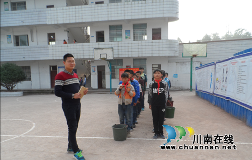 合江甘雨镇黄桷小学开展美化校园周边环境活动(图2) 合江甘雨镇黄桷小学开展美化校园周边环境活动(图2)