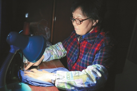 宜宾川安社区：一人掌管3家锁&nbsp;独居老人有依靠(图3)