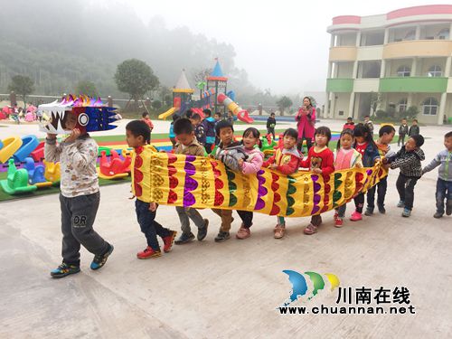 叙永:民间游戏进校园 大山深处欢乐多(图5) 叙永:民间游戏进校园 大山深处欢乐多(图5)