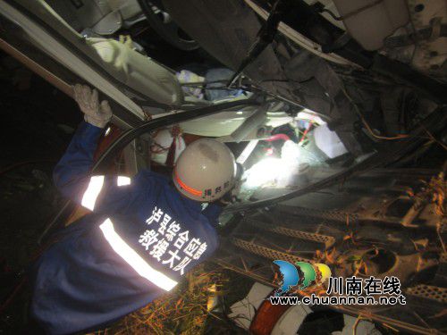 泸县:罐车侧翻困住人 消防紧急驰援施救(图2) 泸县:罐车侧翻困住人 消防紧急驰援施救(图2)