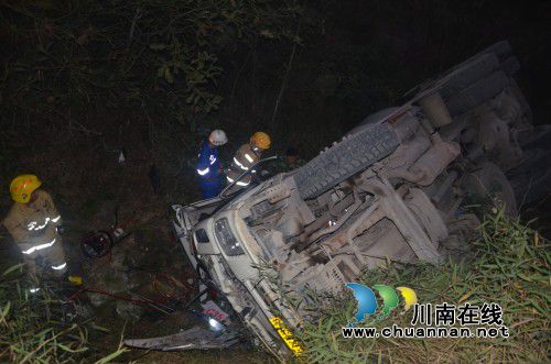 泸县:罐车侧翻困住人 消防紧急驰援施救(图1) 泸县:罐车侧翻困住人 消防紧急驰援施救(图1)