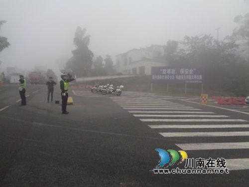 泸县交警多措确保多雾路段交通安全(图1)