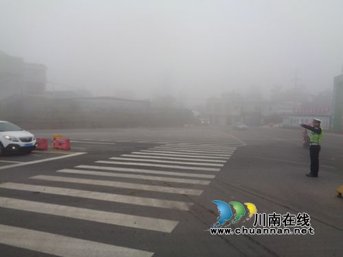 泸县交警多措确保多雾路段交通安全(图2)