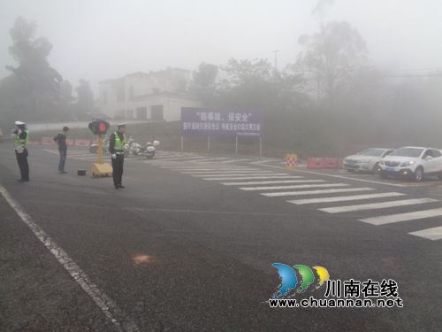泸县交警多措确保多雾路段交通安全(图3)