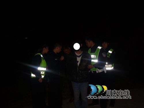 男子病发深夜游荡&nbsp;泸县警方出警控制送其就医(图1)