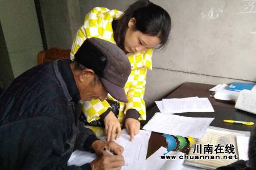 宜宾南溪区经济商务局“扶贫鹅苗”送进村(图1)