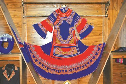 凉山妇女巧手织彝绣&nbsp;居家挣钱致富有盼头(图1)