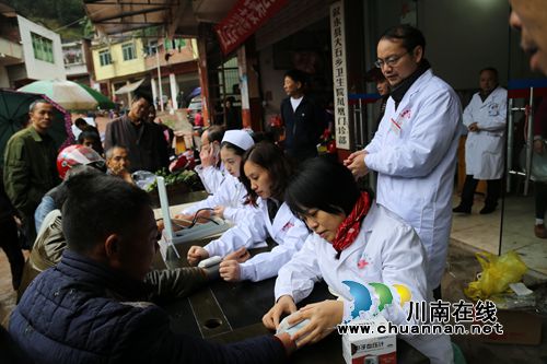 农工党泸州市委联合旺龙村村两委开展义诊活动(图1)