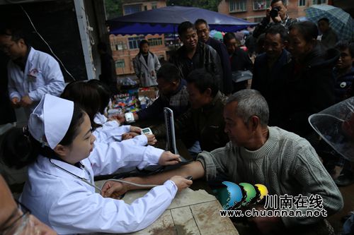 农工党泸州市委联合旺龙村村两委开展义诊活动(图3)