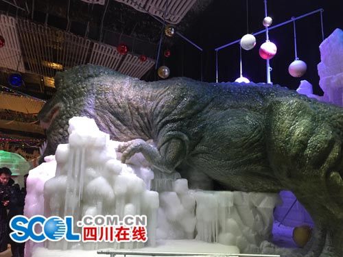 百位冰雕大师精心打造 顶级冰灯展亮出自贡美(图2) 百位冰雕大师精心打造 顶级冰灯展亮出自贡美(图2)