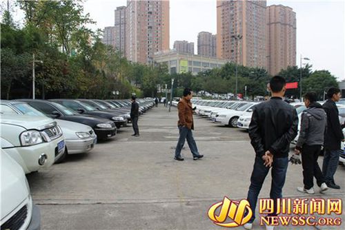 自贡最大规模公车拍卖28日举行 92辆待拍车展示(图2) 自贡最大规模公车拍卖28日举行 92辆待拍车展示(图2)
