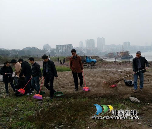 纳溪城管局：党员干部齐动手&nbsp;文明创建显身手(图1)