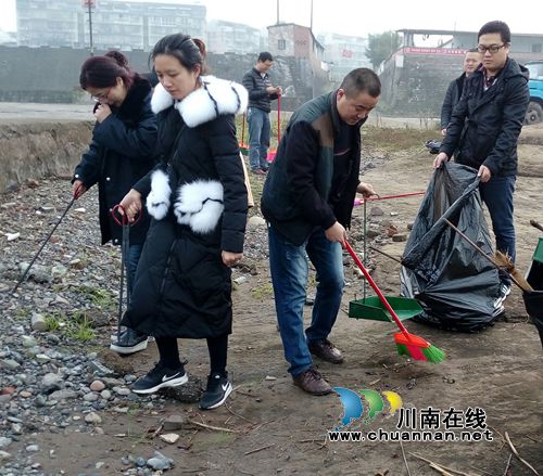纳溪城管局：党员干部齐动手&nbsp;文明创建显身手(图3)