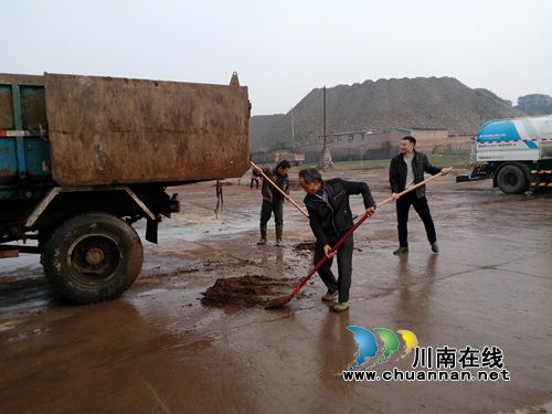 纳溪城管局：党员干部齐动手&nbsp;文明创建显身手(图2)