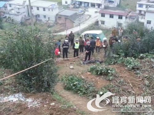 宜宾电三轮醉驾冲下山岩 司机打开“死亡音乐”(图1) 宜宾电三轮醉驾冲下山岩 司机打开“死亡音乐”(图1)