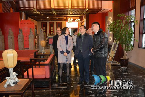 市委常委、组织部长徐斌调研“中国酒镇·酒庄”(图1) 市委常委、组织部长徐斌调研“中国酒镇·酒庄”(图1)