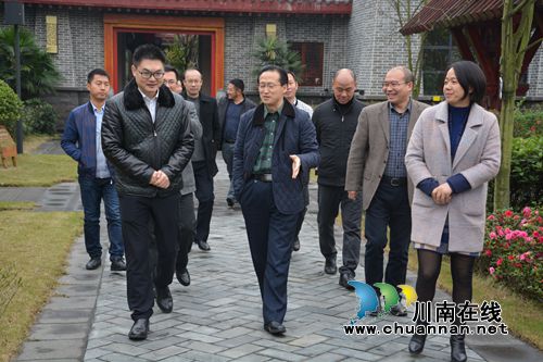 市委常委、组织部长徐斌调研“中国酒镇·酒庄”(图3) 市委常委、组织部长徐斌调研“中国酒镇·酒庄”(图3)