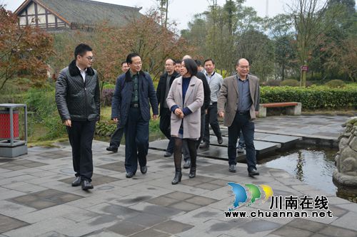 市委常委、组织部长徐斌调研“中国酒镇·酒庄”(图4) 市委常委、组织部长徐斌调研“中国酒镇·酒庄”(图4)