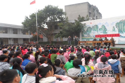 宜宾交警：交通安全进校园&nbsp;压降事故保平安(图2)