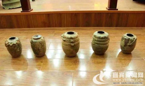 宜宾兴文出土明代龙纹浮雕烧制罐 为獠人古物(图1) 宜宾兴文出土明代龙纹浮雕烧制罐 为獠人古物(图1)