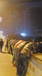 自贡夫妻酒后吵架赌气双双跳河 被救起后喊痛(图1) 自贡夫妻酒后吵架赌气双双跳河 被救起后喊痛(图1)