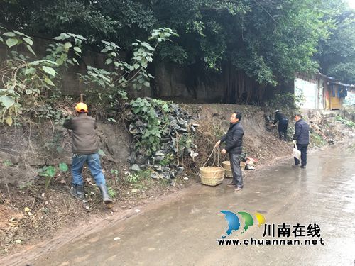 红星街道龙桥子社区清运死角垃圾15吨(图1)