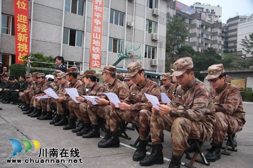 双拥谱新篇!泸州原创税法歌曲进军营致敬老兵(图5) 双拥谱新篇!泸州原创税法歌曲进军营致敬老兵(图5)