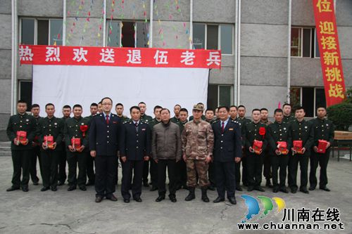双拥谱新篇!泸州原创税法歌曲进军营致敬老兵(图10) 双拥谱新篇!泸州原创税法歌曲进军营致敬老兵(图10)