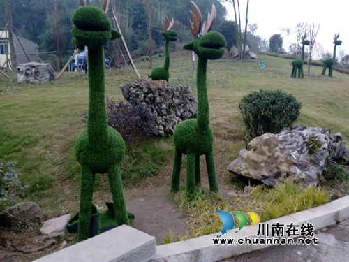 泸州纳溪绿化景观塑特色 “熊大熊二”受欢迎(图2) 泸州纳溪绿化景观塑特色 “熊大熊二”受欢迎(图2)