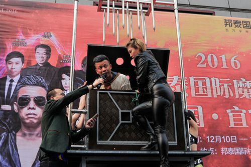 生死80秒 “四川魔王”宜宾街头“死亡脱逃”(图2) 生死80秒 “四川魔王”宜宾街头“死亡脱逃”(图2)